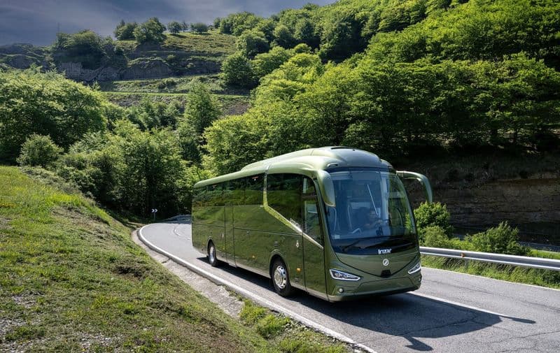 Autocar de tourisme Irizar i6 sur une route de montagne